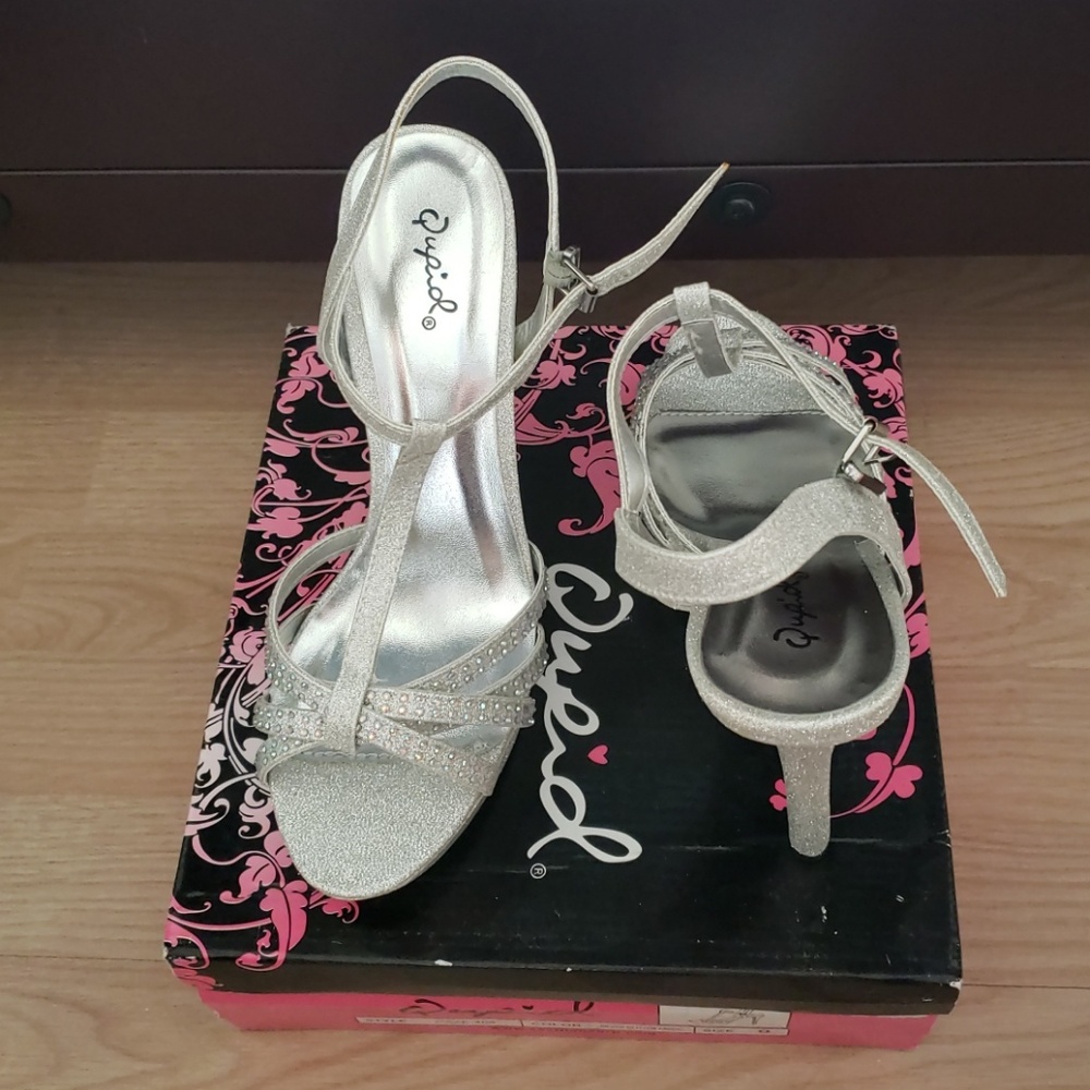 Quaid silver glitter heels